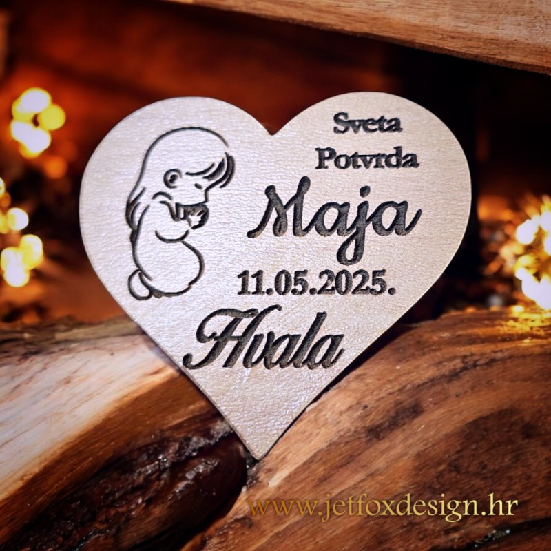 Personalizirana drvena zahvalnica u obliku srca, s motivom djevojčice koja moli i porukom zahvale za goste na svetoj potvrdi.