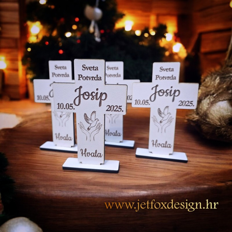 Personalizirani križ kao zahvalnica gostima, s imenom slavljenika i elegantnim ugraviranim detaljima.