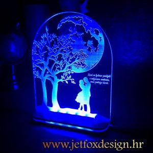 Personalizirana lampa sa siluetom zaljubljenog para ispod drveta i mjeseca s imenima i posvetom – tražite li poseban poklon koji govori više od riječi?