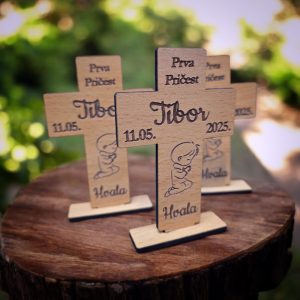 Personalizirana zahvalnica u obliku križa s ugraviranim motivom dječaka koji moli, idealna za prvu pričest ili krštenje.