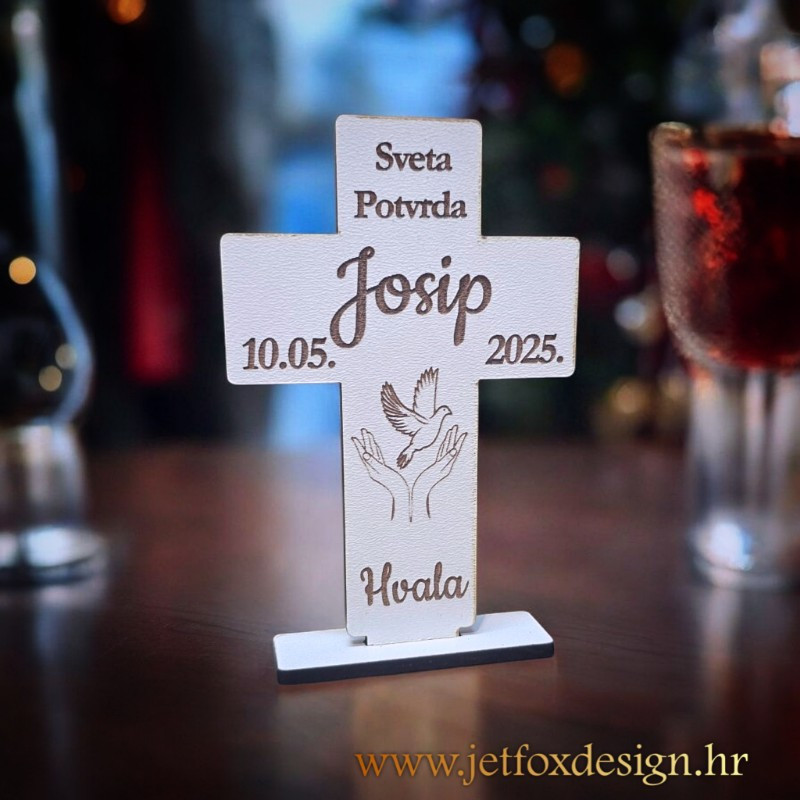 Zahvalnica u obliku križa s personaliziranim imenom djeteta, prikladna za sakramente poput krštenja ili pričesti.