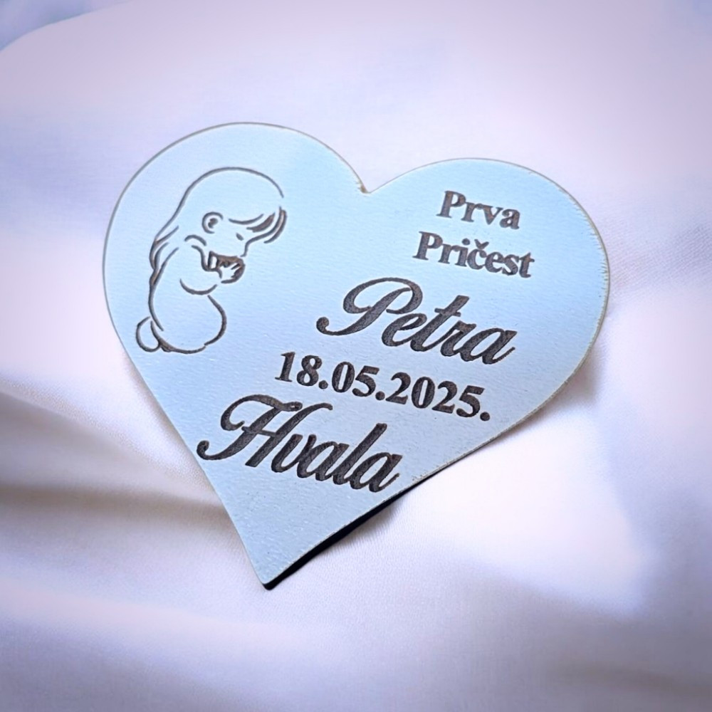 Magnet u obliku srca s natpisom i simbolom svete potvrde, idealan dar gostima kao trajna uspomena.