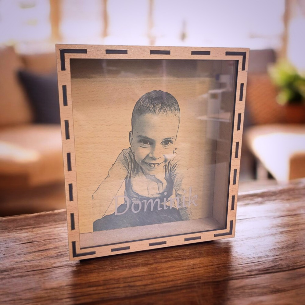 Kasica s autorskim dizajnom, personalizirana slikom djeteta i simpatičnim motivima.