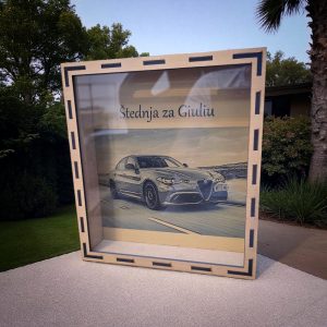 Dekorativna i funkcionalna kasica s imenom i fotografijom, idealna za štednju i darivanje.