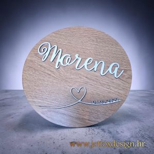 Personalizirana okrugla drvena uspomena s 3D imenom, datumom i motivom srca, elegantan poklon za rođenje djeteta ili krštenje.