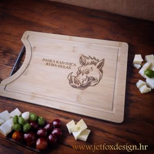 Drvena daska za kuhanje s motivom divlje svinje i personaliziranim tekstom – odličan poklon za lovca ili gurmana.