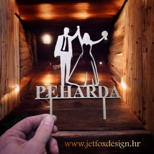 Personalizirani toper za tortu sa siluetom mladenaca i prezimenom – elegantan način za dekoraciju svadbene torte.