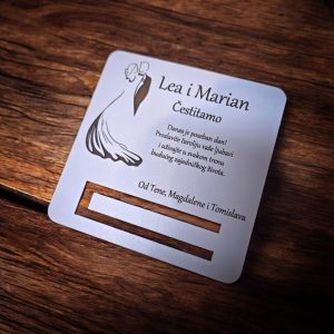 Drvena čestitka za vjenčanje s prostorom za novac i personaliziranom posvetom za mladence.