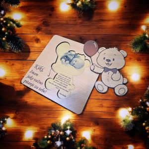 Drvena čestitka u obliku slatkog medvjedića s balonom koji skriva pitanje “Hoćeš li biti moj kum?” – savršen dar za posebnu osobu.