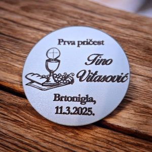 Zahvalnica za prvu pričest u obliku kruga s motivom kaleža i hostije, personalizirana s imenom i datumom.