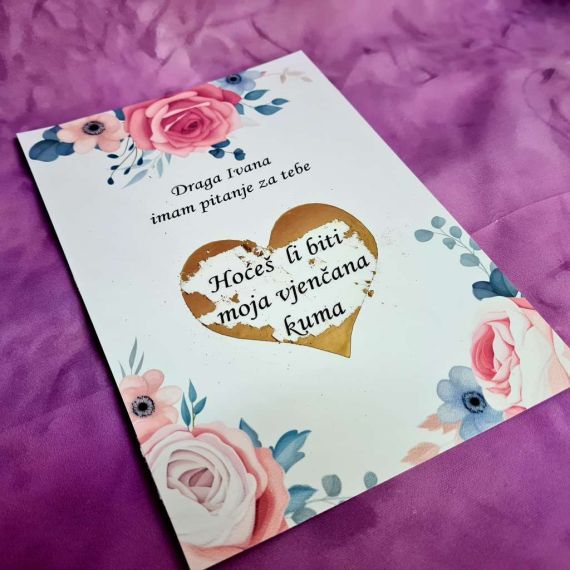 Drvena pitalica za kumstvo sa strugalicom i personaliziranom porukom.