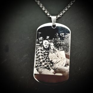 Kvadratni privjesak od nehrđajućeg čelika s ugraviranom fotografijom zaljubljenog para i tekstom.