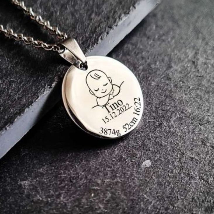 Okrugli privjesak od nehrđajućeg čelika s ugraviranim motivom anđela i personaliziranim tekstom.