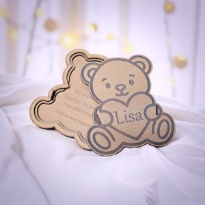 Slatka čestitka od drveta u obliku mede, s natpisom "Hoćeš li biti moja kuma?" i imenom djeteta.