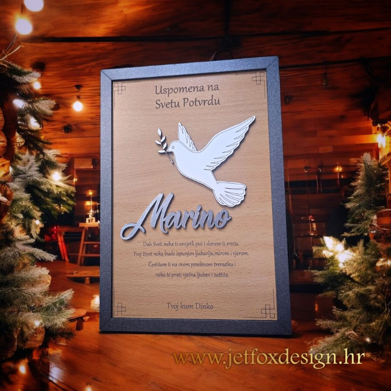 Elegantni poklon okvir za krizmu s motivom golubice i personaliziranim tekstom od kumova, uz mogućnost dodavanja fotografije.