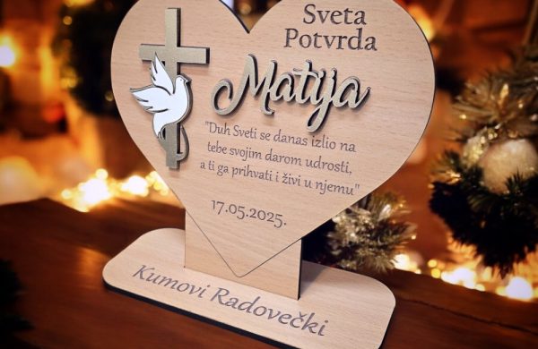 Personalizirana dekoracija kao uspomena na Svetu potvrdu s imenom krizmanika – idealan poklon od kuma. Elegantna i trajna uspomena na sakrament krizme.