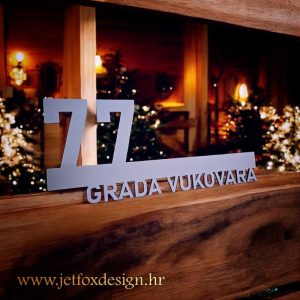 Kućni broj s modernim flip rasporedom – gornji dio s brojem, donji s personaliziranim nazivom ulice.