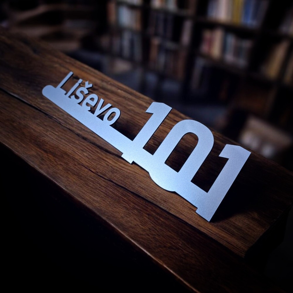 Akrilna pločica s kućnim brojem postavljenim iznad linije i ulice ispisane ispod, u modernom stilu.