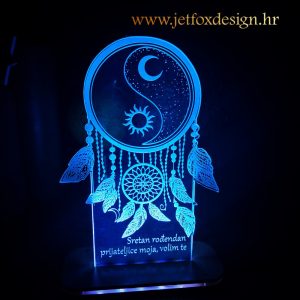 ersonalizirana akrilna lampa s motivom hvatača snova, ugraviranim imenom i tekstom po želji – unikatna noćna dekoracija.
