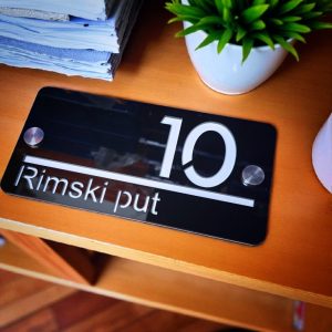 Akrilna pločica s kućnim brojem i dodatnim tekstom – prezime, naziv ulice ili objekta po izboru kupca