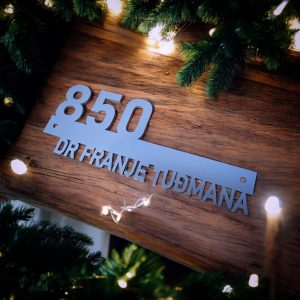 Flip kućni broj s dizajnom na liniji – broj kuće na vrhu, a naziv ulice elegantno ispod.