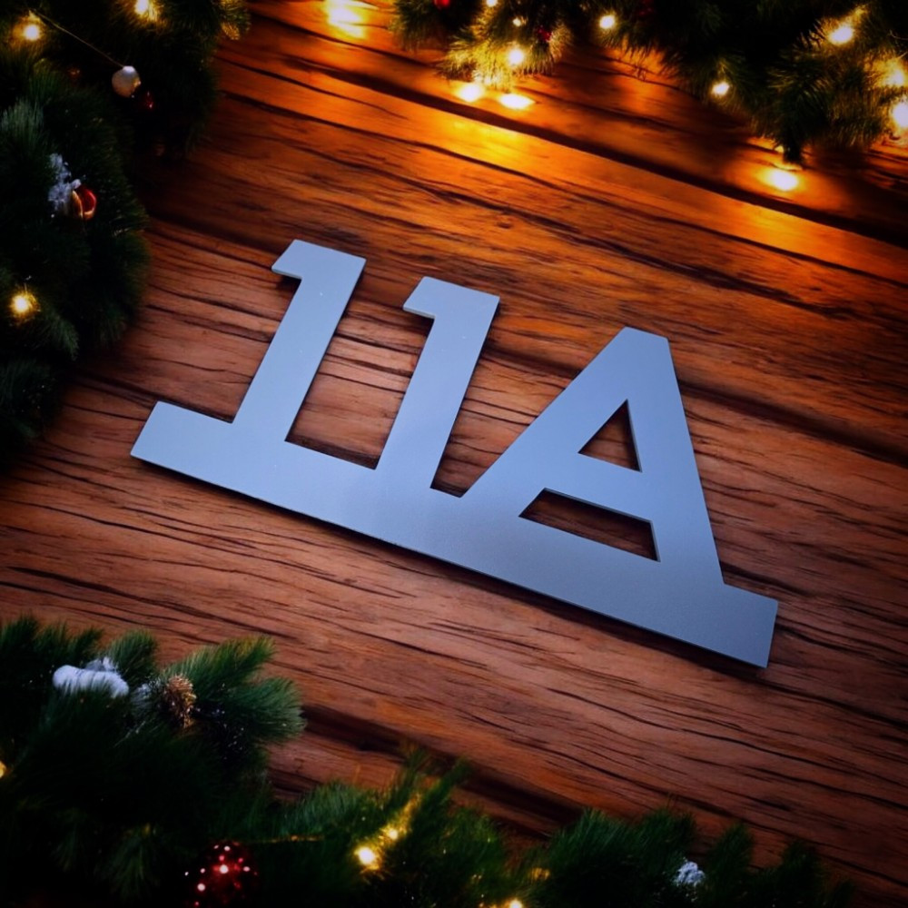 Minimalistički kućni broj na elegantnoj liniji, izrađen od akrila u jednostavnom i modernom stilu.