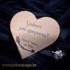 Personalizirana kutijica pitalica za zaruke koja se okreće i otkriva skrivene poruke, s pretincem za prsten ispod završnog pitanja "Hoćeš li se udati za mene?".