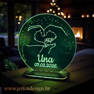 Lampa s rukama roditelja i bebe, imenom i datumom rođenja