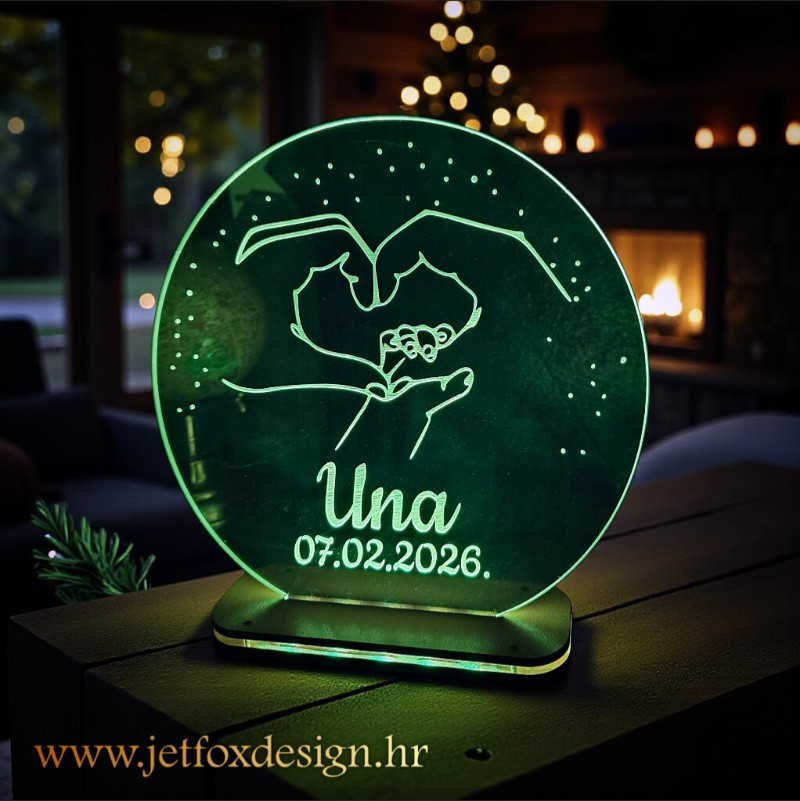 Lampa s rukama roditelja i bebe, imenom i datumom rođenja
