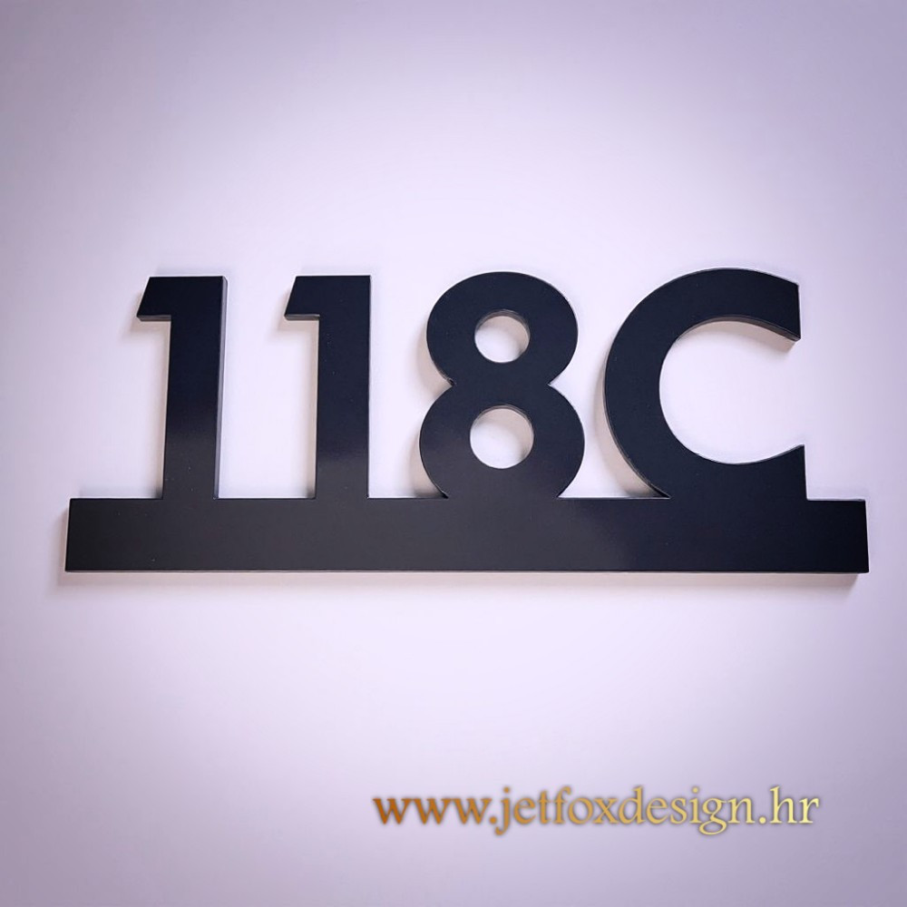 Elegantni kućni broj u crnoj i zlatnoj kombinaciji, luksuzan detalj za moderne fasade i nove kuće.