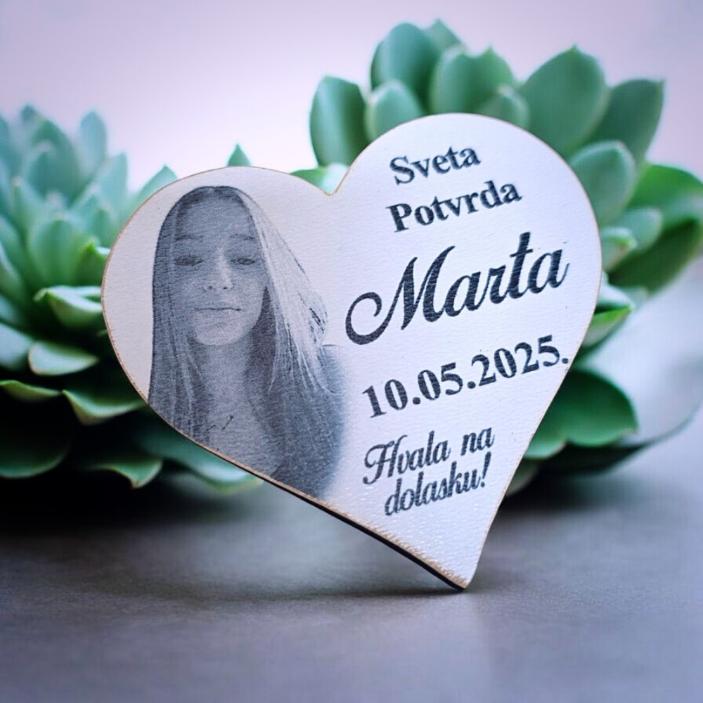 Personalizirana zahvalnica s fotografijom prvopričesnika i zahvalnom porukom, poklon za goste kao uspomena.