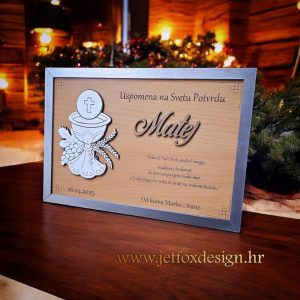 Ručno izrađen okvir kao poklon od kume za krizmu, s motivom Duha Svetoga i osobnim tekstom.