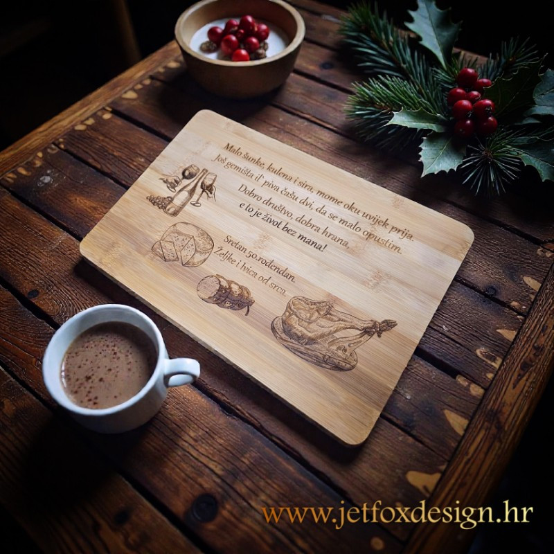 Drvena daska za posluživanje meze s personaliziranim tekstom i gravurom delicija, savršen poklon za ljubitelje domaće hrane.