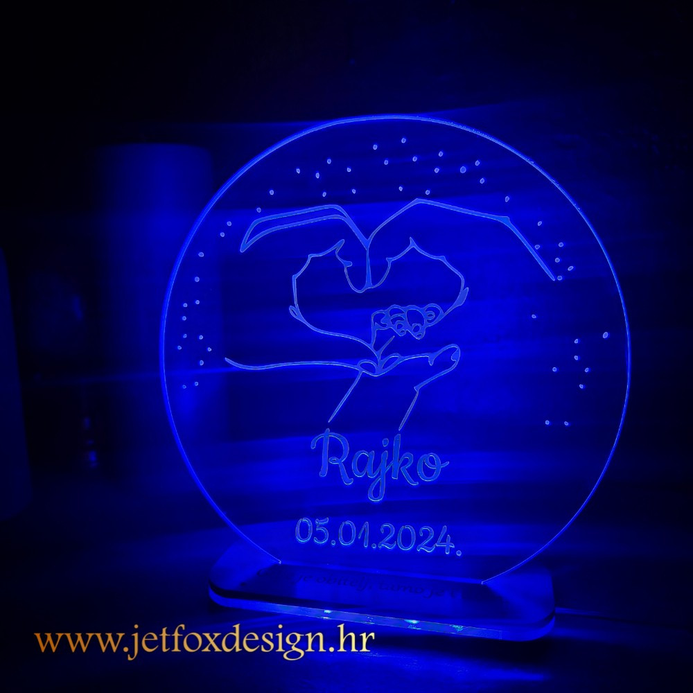 Tražite uspomenu na rođenje djeteta? Personalizirana LED lampa s imenom, datumom rođenja i motivom obitelji.