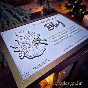 Personalizirana drvena plaketa za Prvu svetu pričest s imenom, datumom, kaležom i posvetom, trajna uspomena na sakrament.