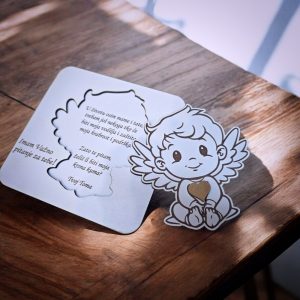 Drvena pitalica za kumstvo s nježnim motivom anđelčića dječaka i personaliziranom porukom.