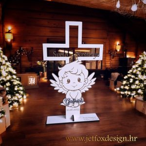 poklon za krštenje od kumova u obliku dekoracijke križa s anđelom, personalizirano s imeom djeteta i datumom. može služiti kao dekoracija za slatki stol