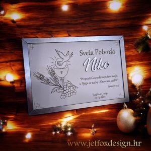 Uspomena na krštenje – drveni okvir s imenom djeteta, posvetom i simbolima golubice i križa.