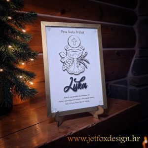 Unikatna stolna dekoracija kao trajna uspomena na pričest, krštenje ili krizmu, izrađena od kvalitetnih materijala s mogućnošću personalizacije.