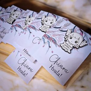 Poklon za goste – zahvalnica s ručno izrađenim drvenim anđelom i personaliziranom porukom zahvale.