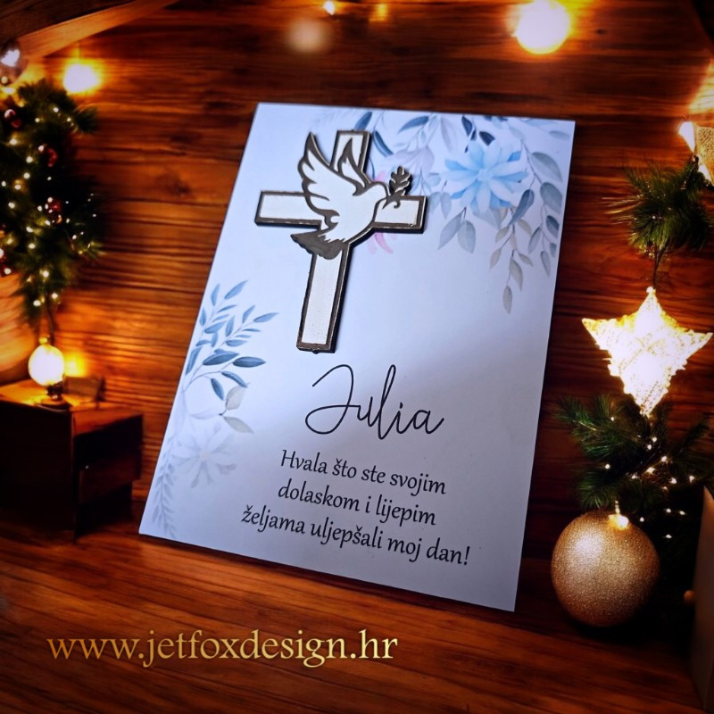 Unikatna zahvalnica s magnetom u obliku križa i motivom golubice, personalizirani poklon za goste na sakramentu.
