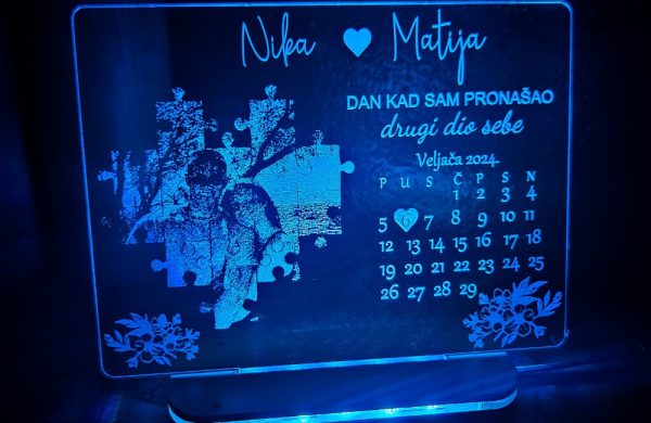 Personalizirana 3D LED lampa s fotografijom u obliku puzzle i datumom – simbol ljubavi i povezanosti, savršen poklon za parove.