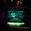 Personalizirana LED lampa s graviranom slikom, natpisom LOVE u 3D dizajnu i drvenim okvirom, idealna za romantične prilike.