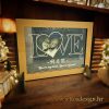 Akrilna lampa u drvenom okviru s 3D natpisom LOVE i personaliziranom fotografijom, elegantan poklon za voljenu osobu.