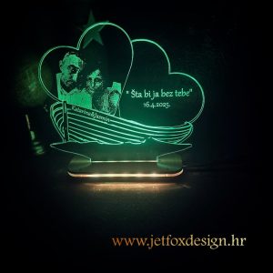 Akrilna lampa s dva srca u čamcu i fotografijom – tražite li romantičan personalizirani poklon s porukom?