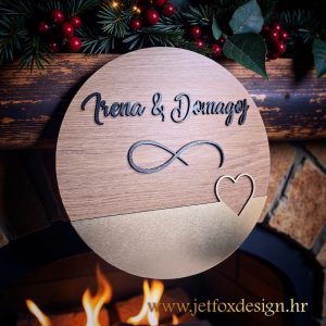 Drvena dekoracija za par s imenom po želji i simbolom beskonačnosti – tražiš poklon za par koji ima značenje?
