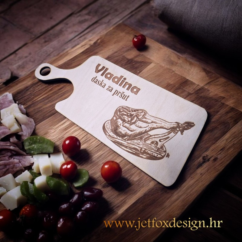 Drvena daska za kuhinju s gravurom pršuta i personaliziranim imenom, savršena za ljubitelje suhomesnatih delicija.