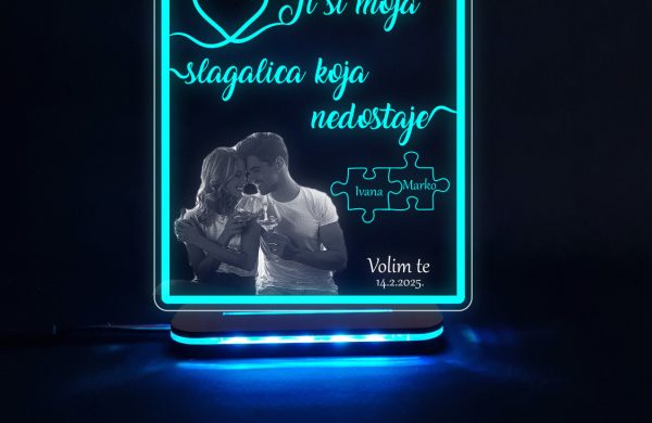 Personalizirana LED akrilna lampa s fotografijom, imenima i puzzle motivom s natpisom "Ti si moja slagalica koja nedostaje" – savršen poklon za zaljubljene.
