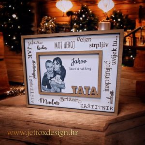 Dekorativni okvir za tatu s dječjom slikom i imenima, simbol ljubavi i zahvalnosti.