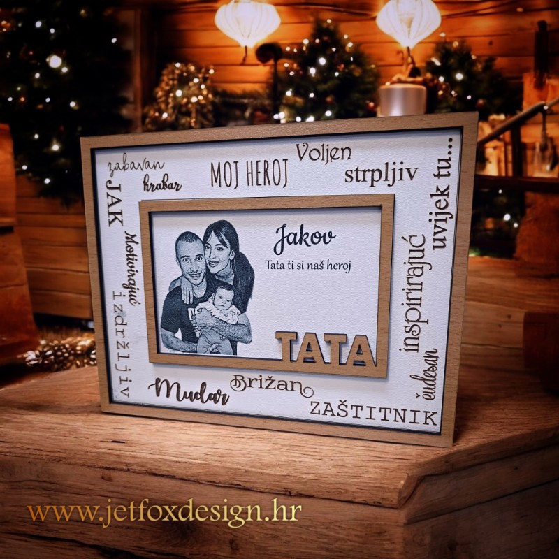 Dekorativni okvir za tatu s dječjom slikom i imenima, simbol ljubavi i zahvalnosti.